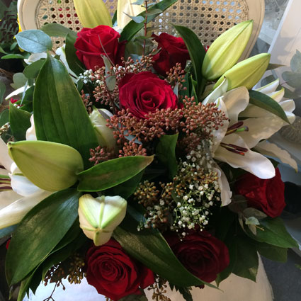 Rozes un lilijas ziedu pušķī Rozes un lilijas ziedu pušķī