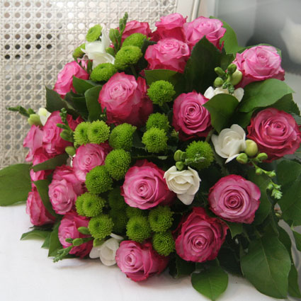 Rozā rozes ar baltām frēzijām ziedu pušķī Rozā rozes ar baltām frēzijām ziedu pušķī