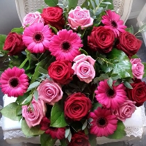 Ziedu pušķis no rozēm un gerberām