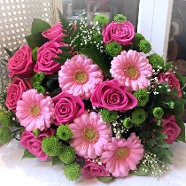 Rozes un gerberas ziedu pušķī